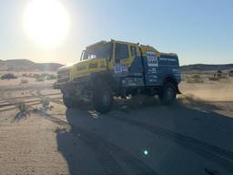 Team Van de Laar crosst door het zand.