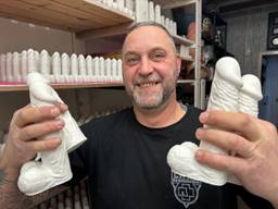 Martijn Loonen maakt heel veel gipsen piemels.