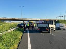 Vanwege het ongeluk op de A16 werden twee rijstroken afgesloten (foto: X/Rijkswaterstaat).