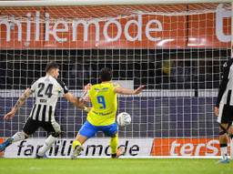 Oskar Zawada (midden) maakt in de extra tijd de 2-2 voor RKC Waalwijk tegen Heracles Almelo (foto: Orange Pictures).