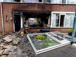Brand na zware explosie bij huis aan de Strijenstraat in Oosterhout