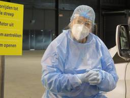 Lizette maakt zich klaar voor de volgende coronatest (archieffoto: Joris van Duin).