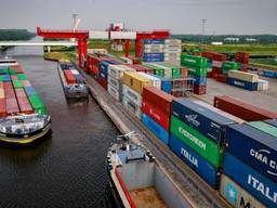 Normaal zijn er veel containers te vinden bij de containeroverslag (foto: Hollandse Hoogte).