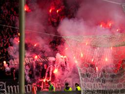 Willem II-supporters hadden vuurwerk bij zich, voor de derby tegen NAC Breda. (Gabriel Calvino Alonso/Orange Pictures))