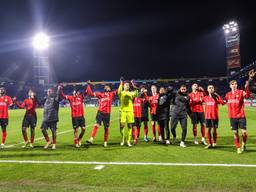 PSV viert de overwinning in Zwolle (foto: OrangePictures). 