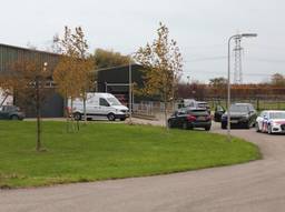 De politie bezig met een inval in Noordhoek (foto: Christian Traets/Persbureau Heitink).