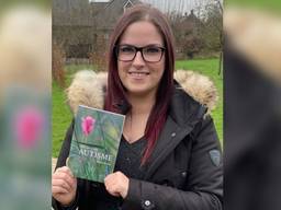 Mayke Bloem (22) schreef een boek vol blogs over haar autisme (foto: Leonore Belksma).