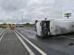 De bestelbus ligt op zijn kant (foto: Tom van der Put/SQ Vision)