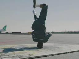 Een breakdancer op de landingsbaan.