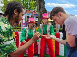 Tonnie en Tina moedigen een groep jongens aan op de Tilburgse Kermis (foto: Collin Beijk)