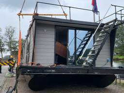 De woonboot werd 's middags op de kant gehesen (foto: Omroep Brabant).