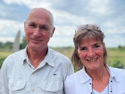 John en Els zijn bang het nieuwe vakantiepark nog meer overlast gaat geven op het water (foto: Jos Verkuijlen)