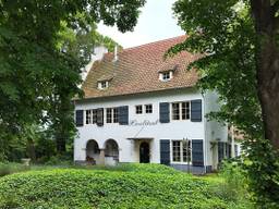 Dit monumentale landhuis is omgeven door veel groen en rust