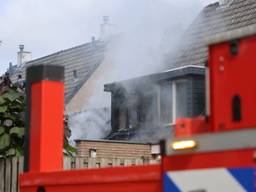Flinke schade aan huis door brand, onder meer dakkapel moet het ontgelden