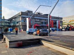 Schoonmakers aan het werk op en rond het Stadhuisplein in Eindhoven (foto: Tom Berkers).