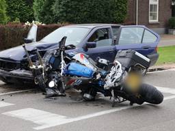 Motorrijder botst bij inhalen op andere auto in Sambeek
