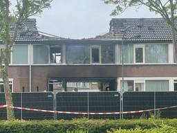 Voor het huis waar de brand woedde zijn zwarte schermen neergezet (foto: Jos Verkuijlen).
