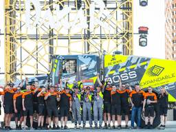 Michiel Becx en zijn crew vieren de zevende plek op het podium van de Dakar Rally (foto: ANP/Florent Gooden).
