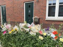 De bloemenzee voor het huis van Jessica en haar dochters.