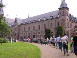 Ruim 4000 mensen komen kaas ophalen bij de abdij in Berkel-Enschot.