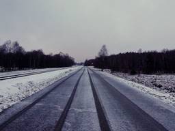 Automobilisten moeten blijven oppassen voor gladheid (archieffoto: Ben Saanen).