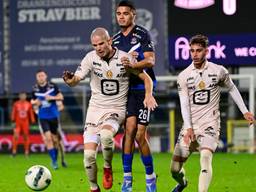 FC Dender EH-speler Ragnar Oratmangoen (in het blauw) tijdens de wedstrijd tegen KV Mechelen (foto: Peter De Voecht / Photonews).