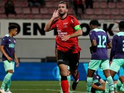 Robin van der Meer krijgt Jong PSV stil met zijn openingstreffer voor Helmond Sport (foto: Orange Pictures).