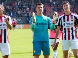 Connor van den Berg bedankt de Willem II-supporters voor de steun (foto: Orange Pictures).