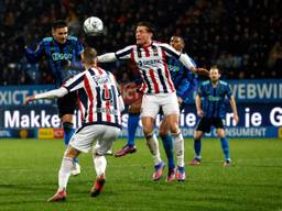 Wessel Dammers verliest in de lucht van Dusan Tadic (foto: ANP).