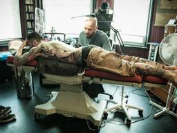 Darko Groenhagen zet een tattoo bij een klant. Privéfoto.