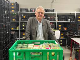 Henk Snijders van Voedselbank Oss en Omgeving ziet het aantal mensen dat een voedselpakket komt halen iedere week toenemen (foto: Imke van de Laar)