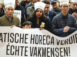 Horecaondernemers en koks die samenkwamen voor de start van de rechtszaak (Foto: ANP).