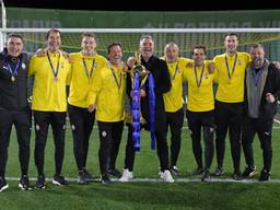 De technische staf van Shakhtar Donetsk met Jeroen Schepens derde van links.