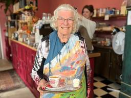 Ellie Perham brengt  vijf dagen per week koffie rond (foto: Rogier van Son).