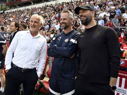 Fred Rutten, Andre Ooijer en Ruud van Nistelrooij tijdens PSV - SC Heerenveen op 21 mei 2023 (foto: ANP).