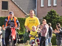 Barry liep de laatste meters van de marathon samen met Dirkje, voor wie hij geld inzamelt