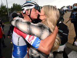 Mathieu van de Poel viert winst Ronde van Vlaanderen met zijn vriendin