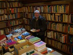 Ad en zijn enorme verzameling boeken (foto: Rochelle Moes).