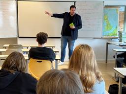 Kroegbaas Johan de Vos informeert de schooljeugd over het uitgaansleven in Breda (Foto: Omroep Brabant).
