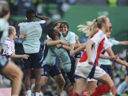 Renée Slegers viert het winnen van de Champions League (foto: EPA/Miguel A. Lopes, via ANP).