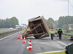 Vrachtwagen verliest enorme grijper op A17