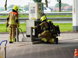 De brandweer deed onderzoek bij tankstation Molenheide bij Gilze (foto: Jeroen Stuve/SQ Vision).
