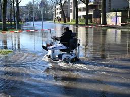 De Croystraat, de Mathenessestraat en omliggende straten in Breda stonden zondagmiddag blank na een waterleidingbreuk.