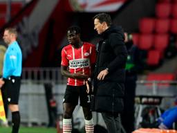 PSV-trainer Schmidt samen met Bruma (foto: ANP).