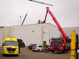 Bij een bedrijf in Helmond vond een bedrijfsongeluk plaats (foto: SQ Vision).