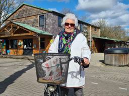 Trudy Roest (81) bij de ingang van de camping (foto: Noël van Hooft)