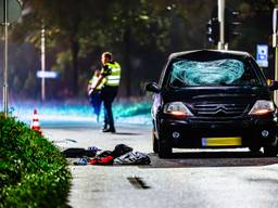 Automobilist schept fietser in Tilburg