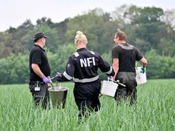 Specialisten nemen bodemmonsters rond Baarle-Nassau (foto: Tom van der Put)