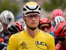 Zaterdag startte Van der Poel nog in het geel, zondag ging hij niet meer van start (foto: ANP/AP Photo/Christophe Ena).