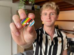 De pin die Kadeem ontwierp om aandacht te vragen voor zelfmoord bij LHBTI+'ers (foto: Tom van den Oetelaar).